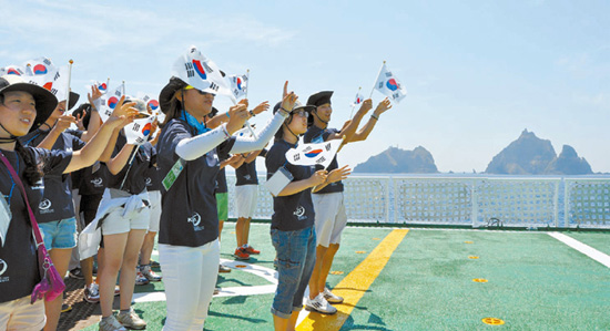 80名韓國大學生登“獨島”，表演快閃。