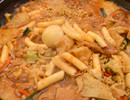 韓味style美食——炒年糕炒年糕是將長條型年糕、魚糕和各種蔬菜，用辣醬調味炒成的美食。炒年糕是韓國的傳統美食，在古時候是只有君王才能吃到的佳肴。如果加上特制的面條、煮熟的雞蛋、方便面等材料，味道更加可口。