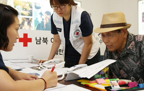 朝韓離散家屬團聚活動   韓方紅會組織離散家族報名圖為，通過抽簽被選中為韓方500名“重逢對象”之一的金光先生（音）來到韓國紅十字會辦公室填報具體信息。 圖片來源：韓國《朝鮮日報》