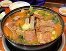 韓味style美食——土豆排骨湯土豆排骨湯是一種用排骨及土豆、蔬菜、芝麻粉等材料燉制而成的湯類美食，味道稍辣。土豆排骨湯擁有著悠久歷史，據記載，大約一千年前（三國時期）就有人吃土豆排骨湯了。