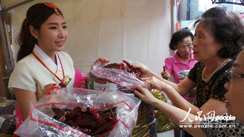 辣椒節吸引眾多首爾市民前來采購辣椒。攝影：人民網記者 馬菲 