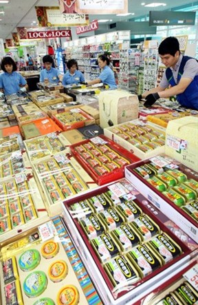 調查稱現金成韓國上班族最青睞的中秋禮物圖為韓國中秋禮盒賣場。圖片來源：韓國網絡