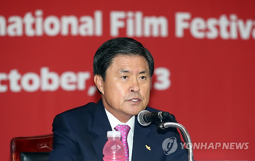 釜山市長：釜山電影節已是韓國代表性文化品牌圖為釜山國際電影節組委會委員長、釜山市市長許南植3日在釜山市政府辦公樓舉行的第18屆釜山國際電影節記者會上介紹了釜山電影節的發展歷程以及目前的發展情況。圖片來自韓聯社