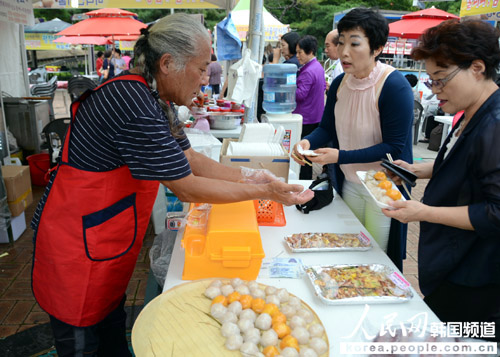 正在銷售土豆年糕等江原道特色農產品。