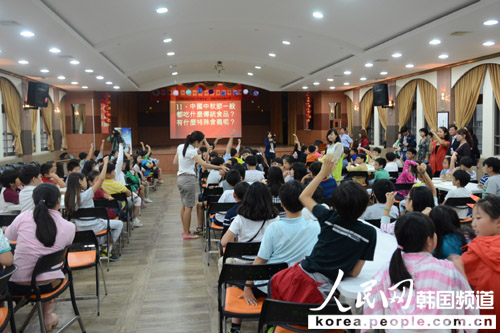 華僑小朋友們積極搶答中秋節知識問題 攝影：張悅