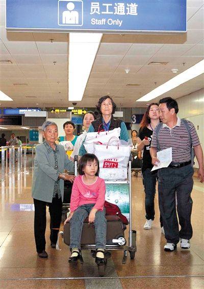 海航包機今天繼續出動 補償方案二選一圖片為滯留旅客抵達首都機場。