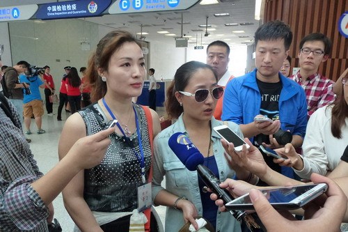 海娜號部分乘客不滿賠償方案 稱滯留期間無尊嚴圖為被扣韓國的“海娜號”郵輪18日上午抵達天津東疆國際郵輪母港。
