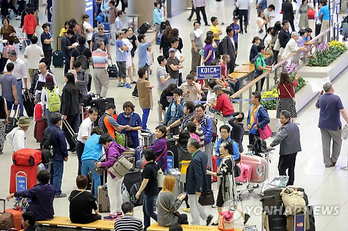 中秋節仁川機場出入境人數為70萬 創歷史新高本月17-22日中秋節假期，仁川機場的出入境人數達70.5549萬人次，比去年中秋節假期增加8.2%，創下了2001年仁川機場建成以來中秋節最大游客紀錄。(韓聯社供圖）