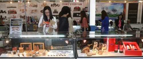 “2013首爾觀光紀念品展”拉開帷幕圖為展會現場。韓聯社圖片
