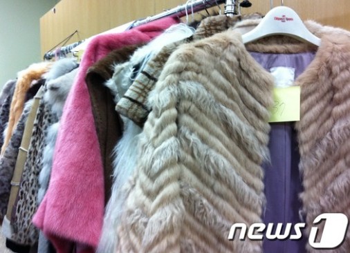 圖為韓國某百貨店毛皮大衣專柜。（圖片來源：韓國news1）