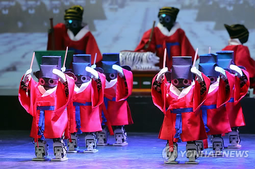 穿著韓服的機器人正在演奏韓國傳統祭祀音樂——宗廟祭禮樂。韓聯社圖片