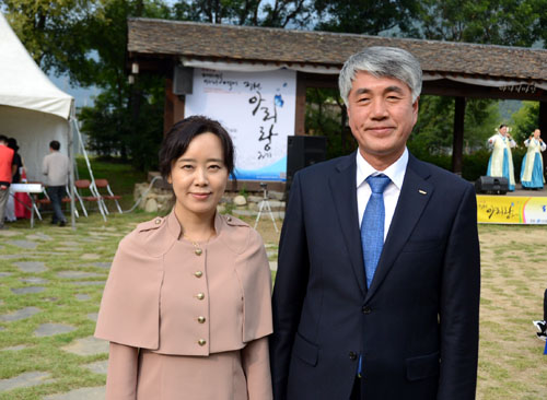 人民網記者與韓國江原道旌善郡守崔承準合影。