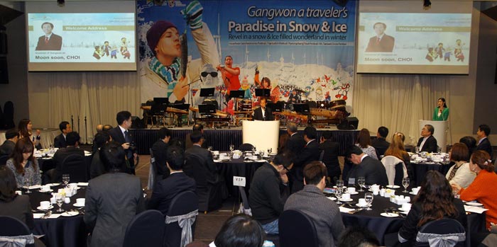韓國江原道道知事崔文洵用英語向在韓外國人介紹江原道觀光資源。