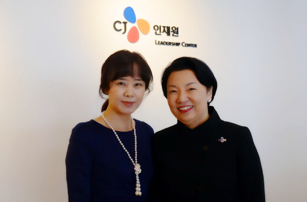 CJ企業社會價值部負責人閔喜卿（右）與人民網韓國新聞分社負責人周玉波（左）合影