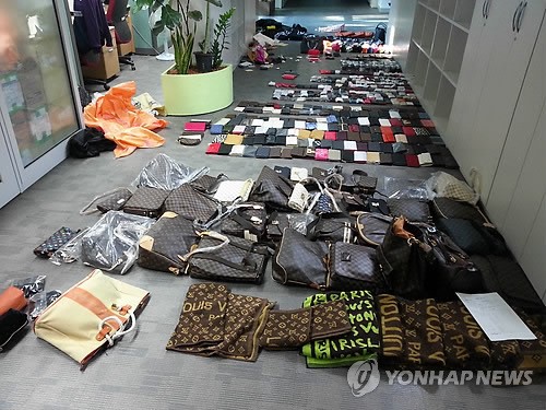 圖為被韓國警方查獲的假冒偽劣商品。圖片來源：韓聯社