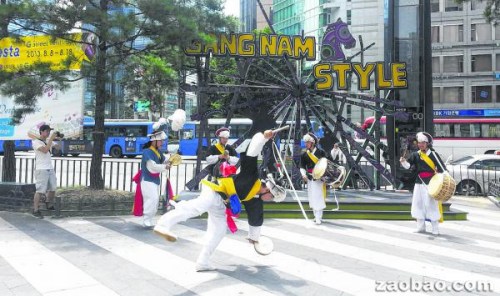 首爾江南區政府為吸引游客，在區內舉辦了一系列活動，還請舞蹈員在街頭呈現韓國傳統舞蹈。圖片來源：聯合早報