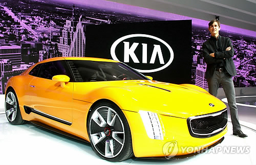　　圖為美國起亞汽車設計中心設計總監湯姆·克恩斯(Tom Kearns)介紹該款的設計。韓聯社圖片