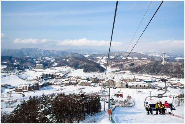 深冬里，被白雪覆蓋的阿爾卑斯度假村全景