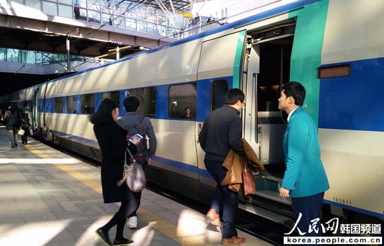 春節，返鄉的旅客正在搭乘KTX高鐵。