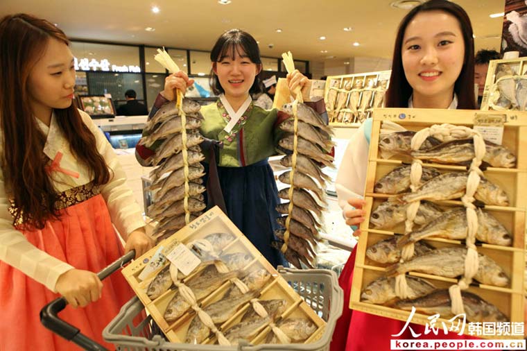 恰逢春節，首爾一家百貨店銷售人員正在展示黃花魚套裝。