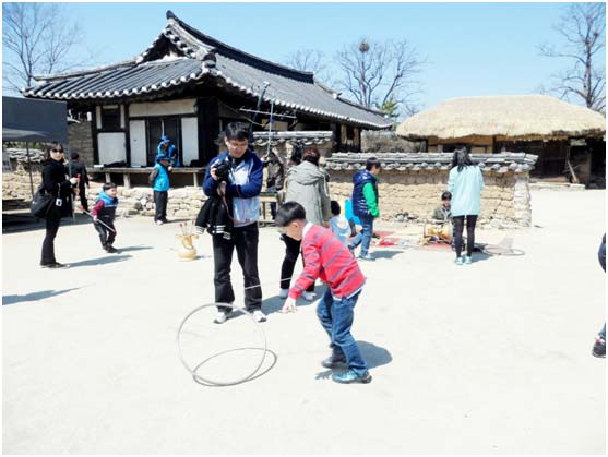 在河回村的庭院里，游客正在體驗傳統游戲。