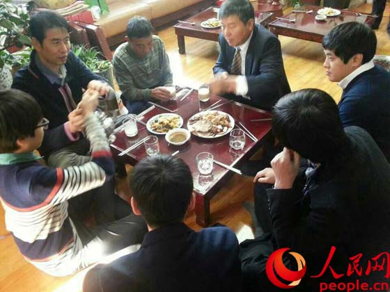 韓國人在春節期間全家聚餐，并祭祀祖先。