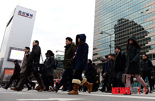 韓國春節長假結束后第一個工作日，2月3日上午，首爾光華門路口市民們冒著嚴寒，正在加快步伐趕路。（圖片來源：韓國NEWSis網站）組稿：裴埈基