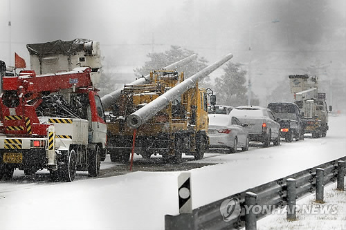 為準備本月20-25日在金剛山舉行的韓朝離散家屬團聚活動，韓方工作小組7日上午8時50分啟程前往朝鮮。圖為工作小組搭乘的車輛正在東海線韓朝出入境事務所準備出發。（韓聯社）