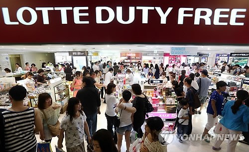 來免稅店購物的顧客（圖片來源：韓聯社）