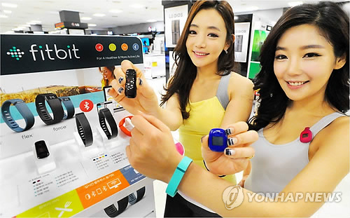 智能新產品-卡路里數碼管理器Fitbit（圖片來源：韓聯社）
