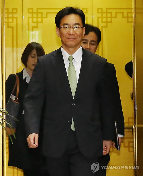 韓國外交部東北亞局局長李相德23日召見日本駐韓國大使館公使道上尚史，強烈抗議日本政府派遣高級官員參加昨日在島根縣舉行的“竹島日”活動。圖為道上尚史在會見李相德后離開外交部。（圖片來源：韓聯社）