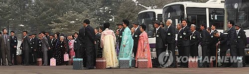 在金剛山舉行的韓朝離散家屬第2輪會面活動24日進入第2天。圖為離散家屬正在等待會面。