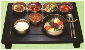 通過雌寶香拌飯的擺設可以感受到韓食的干凈衛生。