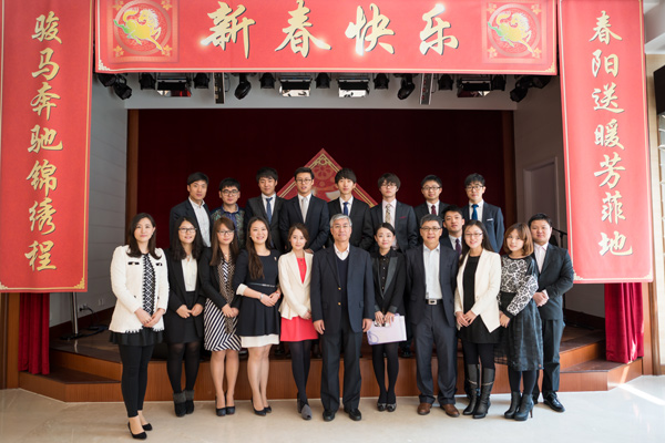 中國駐韓大使邱國洪與留學生代表合影（攝影：年陳）
