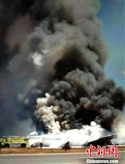 　韓亞航空的一架波音777型客機2013年7月6日11點28分失事，造成3人死亡。這架飛機由中國上海起飛，在韓國首爾載客后，前往目的地舊金山國際機場。從首爾到舊金山的航程約十個半小時。韓亞航空公司發表聲明稱，客機在降落時遭遇事故。（手機拍攝圖）中新社發