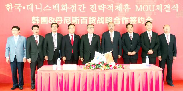 圖為雙方在簽約儀式上合影。（圖片來源：韓聯社）