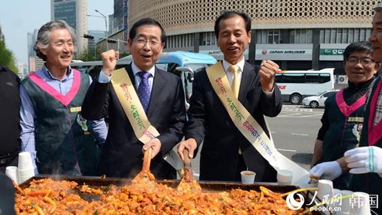 活動當天，在首爾市政府廣場，江原道知事崔文洵與首爾市長樸元淳親手給市民制作春川烤雞。