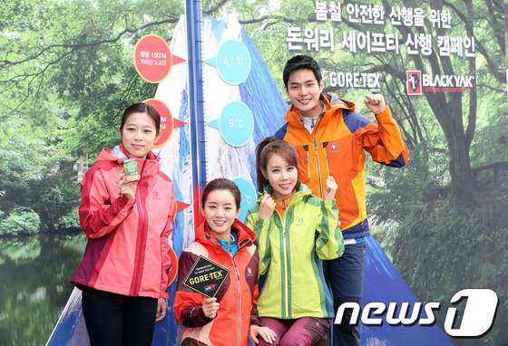 模特展示兩品牌服飾及贈品（圖片來源：news1）