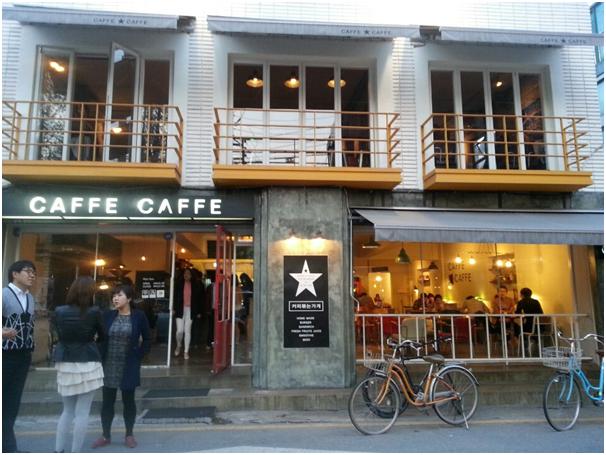 各咖啡館為了在眾多咖啡館中脫穎而出，會掛出獨特的名字。上圖中的咖啡館就掛著“炒咖啡的商店”這一別名。