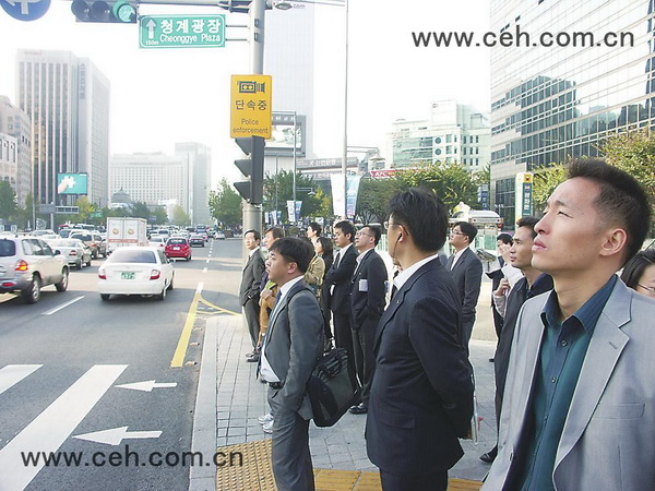 路上的韓國上班族