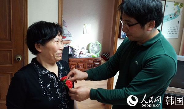 韓國父母節，子女為父母戴上康乃馨。
