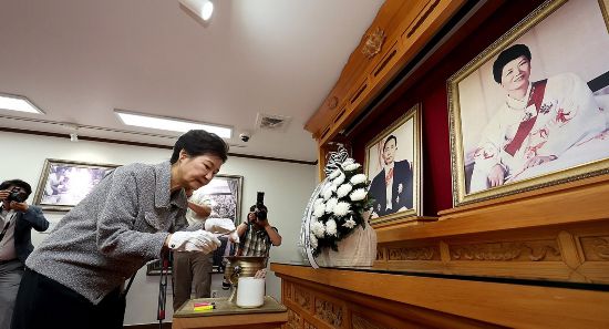 韓國大選臨近 樸槿惠前往其父樸正熙出生地悼念 韓媒：意在激勵保守派選民