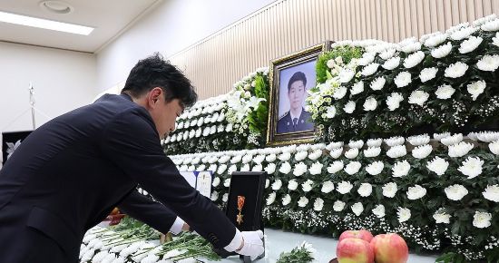 34歲韓國海警為救中國老人不幸殉職 李在明致唁電：不會忘記