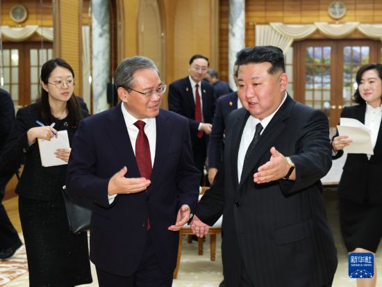 當地時間10月9日下午，中共中央政治局常委、國務院總理李強在平壤朝鮮勞動黨中央委員會會見朝鮮勞動黨總書記、國務委員長金正恩。新華社記者 黃敬文 攝