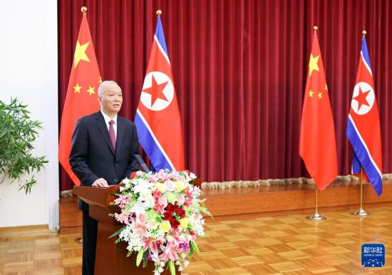 10月9日，中共中央政治局常委、中央書記處書記蔡奇在北京出席朝鮮駐華使館舉辦的朝鮮勞動黨成立80周年慶祝招待會。新華社記者 姚大偉 攝