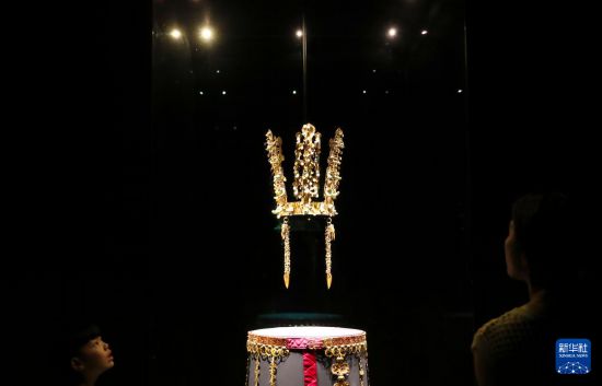 8月1日，游客在韓國慶州博物館參觀新羅時代的文物金冠。新華社記者 姚琪琳 攝