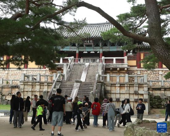 10月17日，游客在韓國慶州的佛國寺參觀。新華社記者 姚琪琳 攝