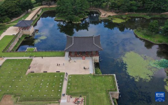 這是9月21日拍攝的韓國慶州景點東宮和月池（無人機照片）。新華社記者 姚琪琳 攝