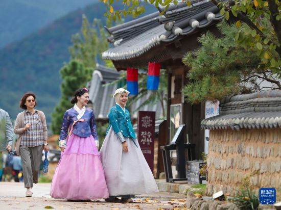 10月16日，游客參觀韓國慶州的景區校村。新華社記者 姚琪琳 攝