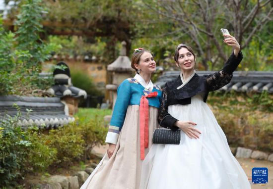 10月16日，游客在韓國慶州的景區校村附近拍照。新華社記者 姚琪琳 攝